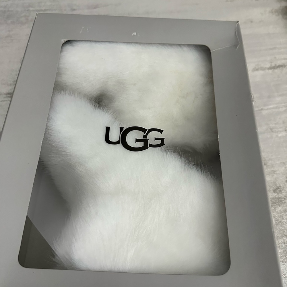 UGG slippers, size 8, never worn,